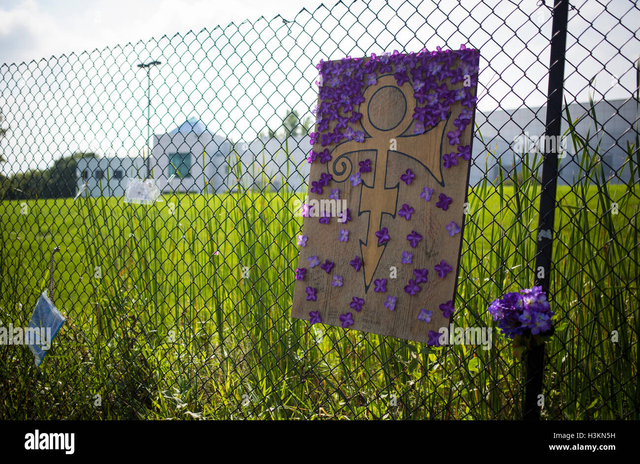 Prinz Erinnerungsstücke angeschlossen an einen Zaun rund um den Umfang des Paisley Park Studios in Chanhassen, Minnesota, USA Stockfoto