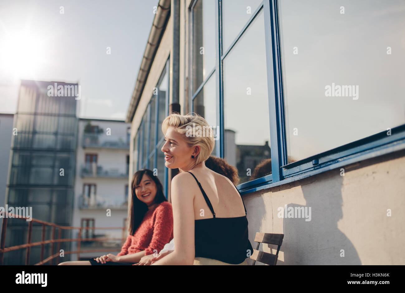 Nachbarn Sitzen Den Ganzen Tag Auf Dem Balkon Frauen auf dem balkon -Fotos und -Bildmaterial in hoher Auflösung – Alamy