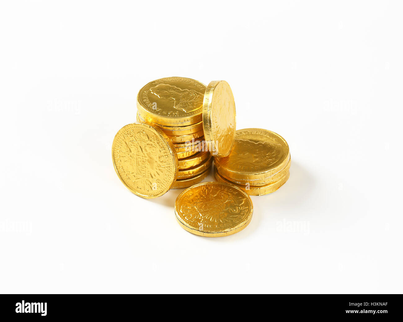 Stapel von Schokoladen-Münzen auf weißem Hintergrund Stockfoto