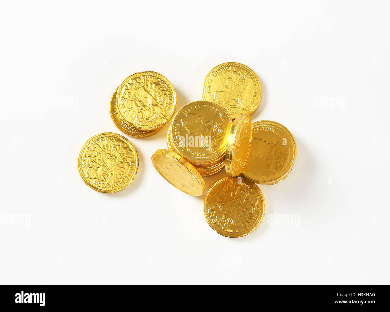Gruppe von Schokoladen-Münzen auf weißem Hintergrund Stockfoto