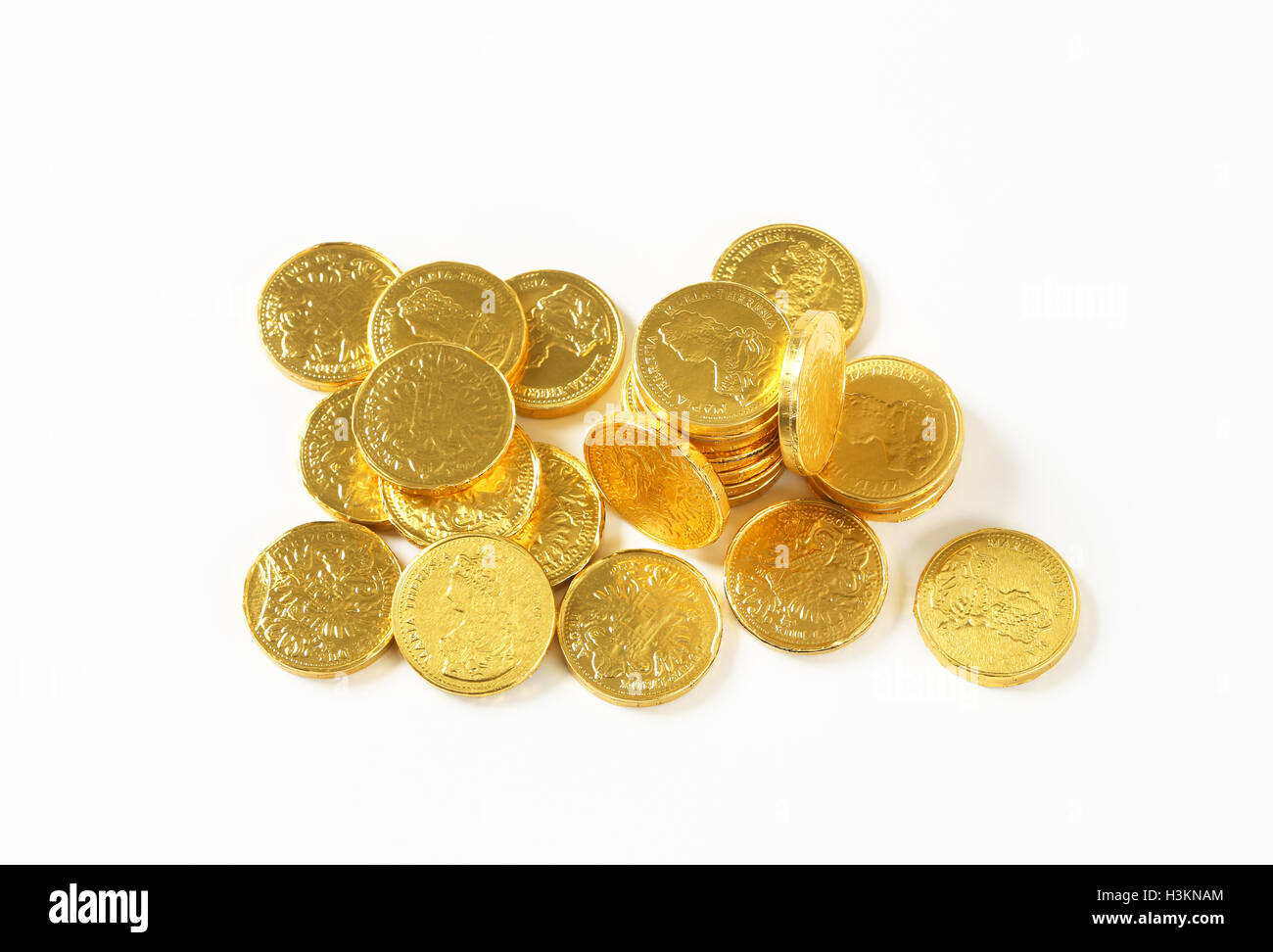 Gruppe von Schokoladen-Münzen auf weißem Hintergrund Stockfoto