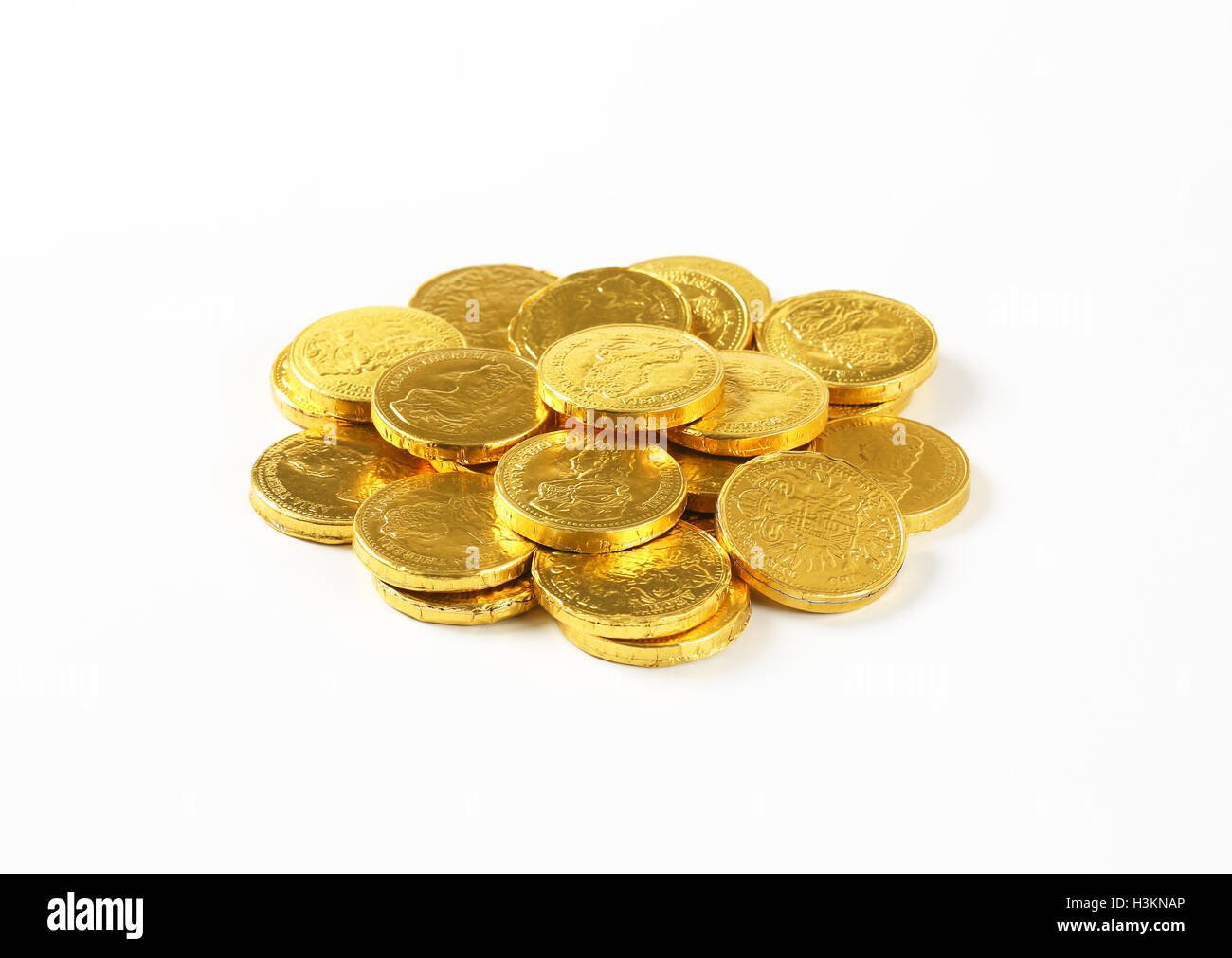 Haufen von Schokoladen-Münzen auf weißem Hintergrund Stockfoto