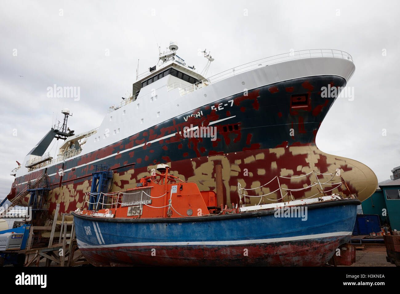 Isländische Gefrierschrank Fabrik Fischerei Trawler Vigri Re-71 unterziehen, Malerarbeiten im Trockendock reykjavik Stockfoto