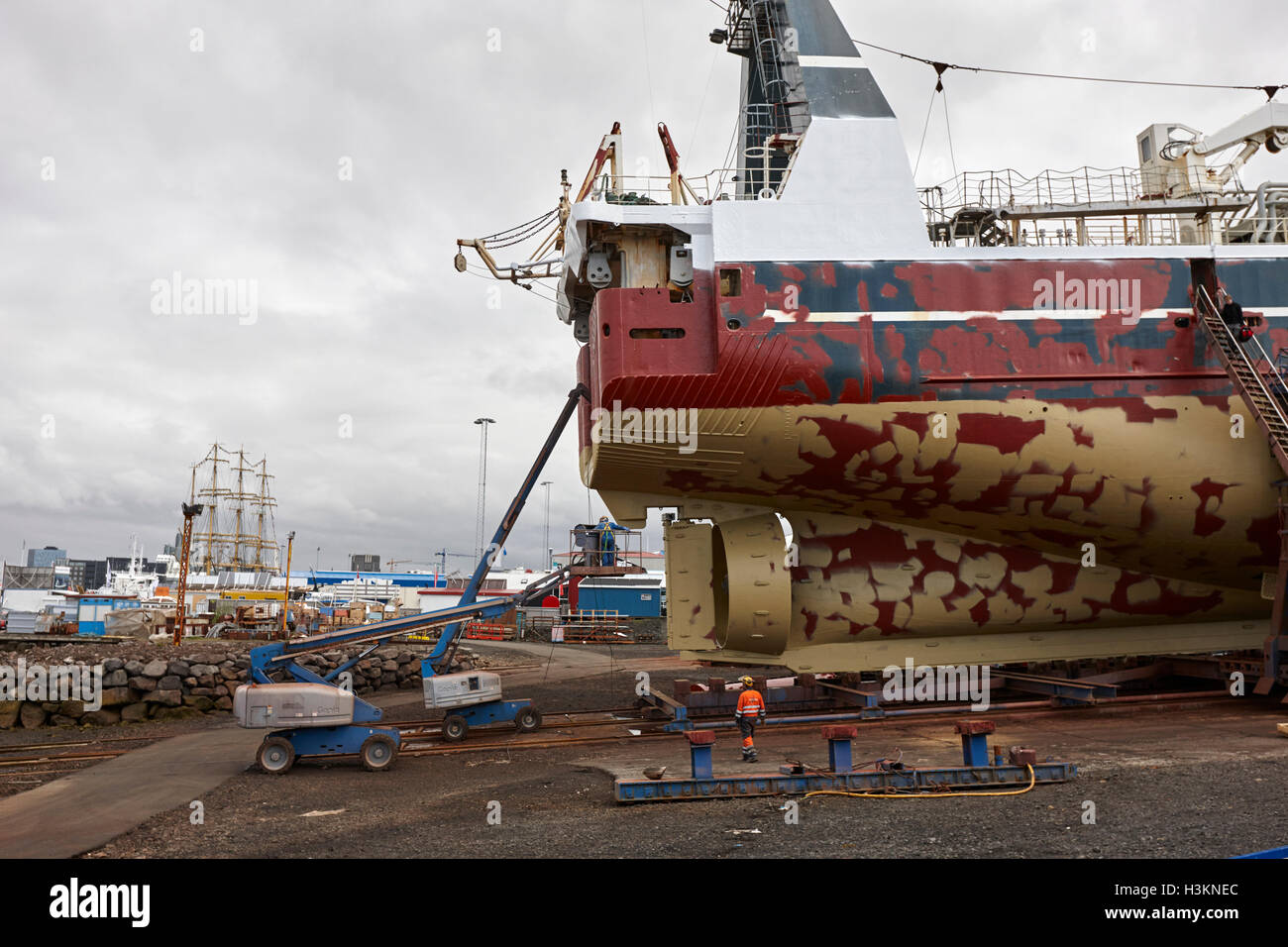 Isländische Gefrierschrank Fabrik Fischerei Trawler Vigri Re-71 unterziehen, Malerarbeiten im Trockendock reykjavik Stockfoto