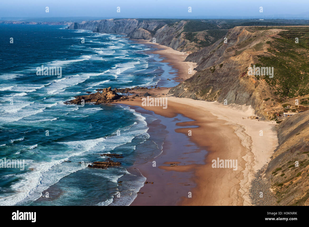 Blick über West Algarve Küste Strand sehr beliebt bei Surfern, Portugal Stockfoto
