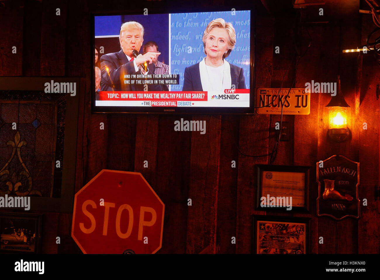 100916 - Bloomington, Indiana, USA: Demokraten Uhr im Fernsehen als Hillary Clinton und Donald Trump stehen sich in ihrer zweiten Präsidentschaftswahl 2016 Debatte auf Nicks englische Hütte. Stockfoto