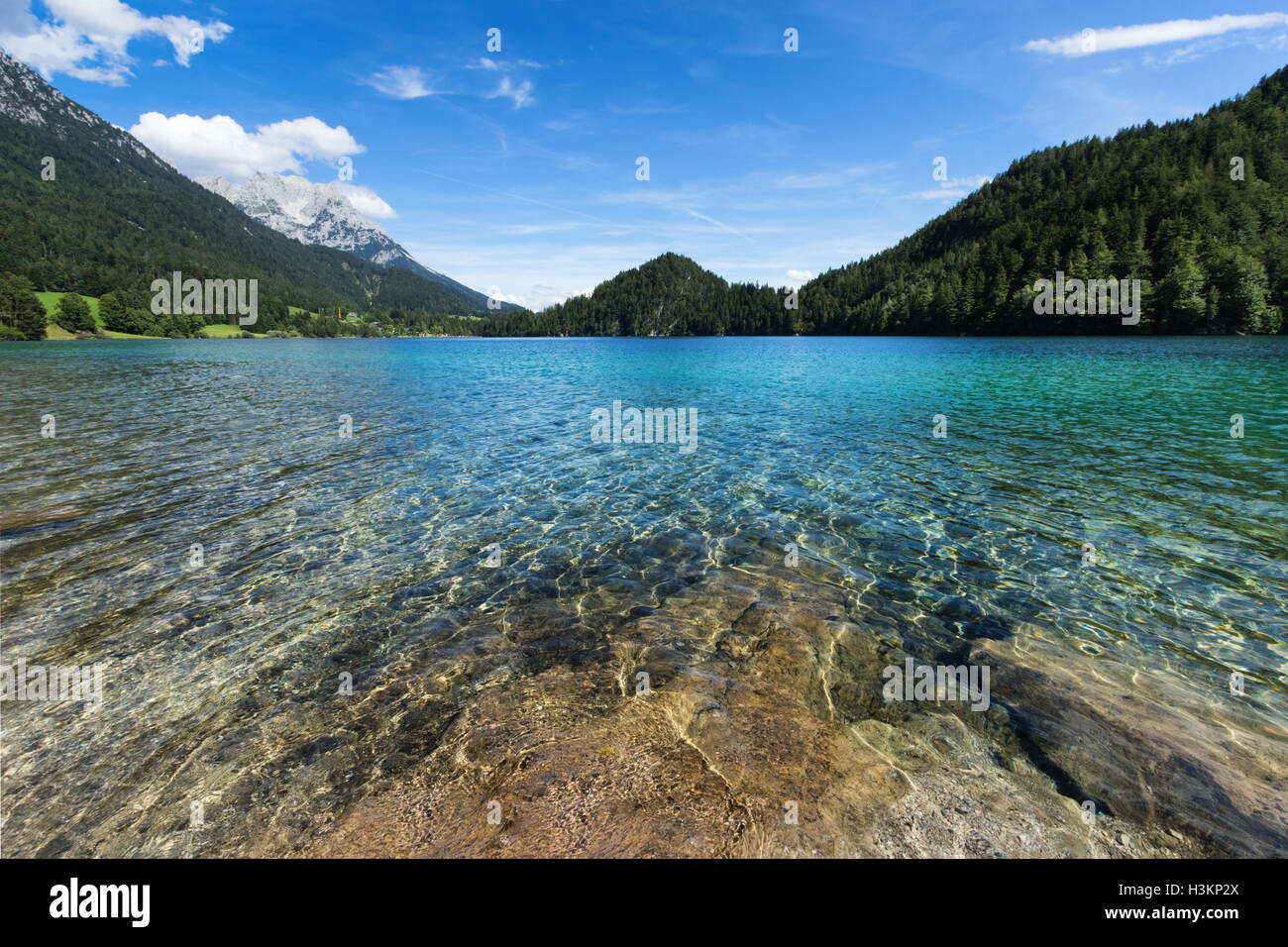 Bergsee mit türkisblauem Wasser. Österreich, Tirol, Hintersteiner See Stockfoto