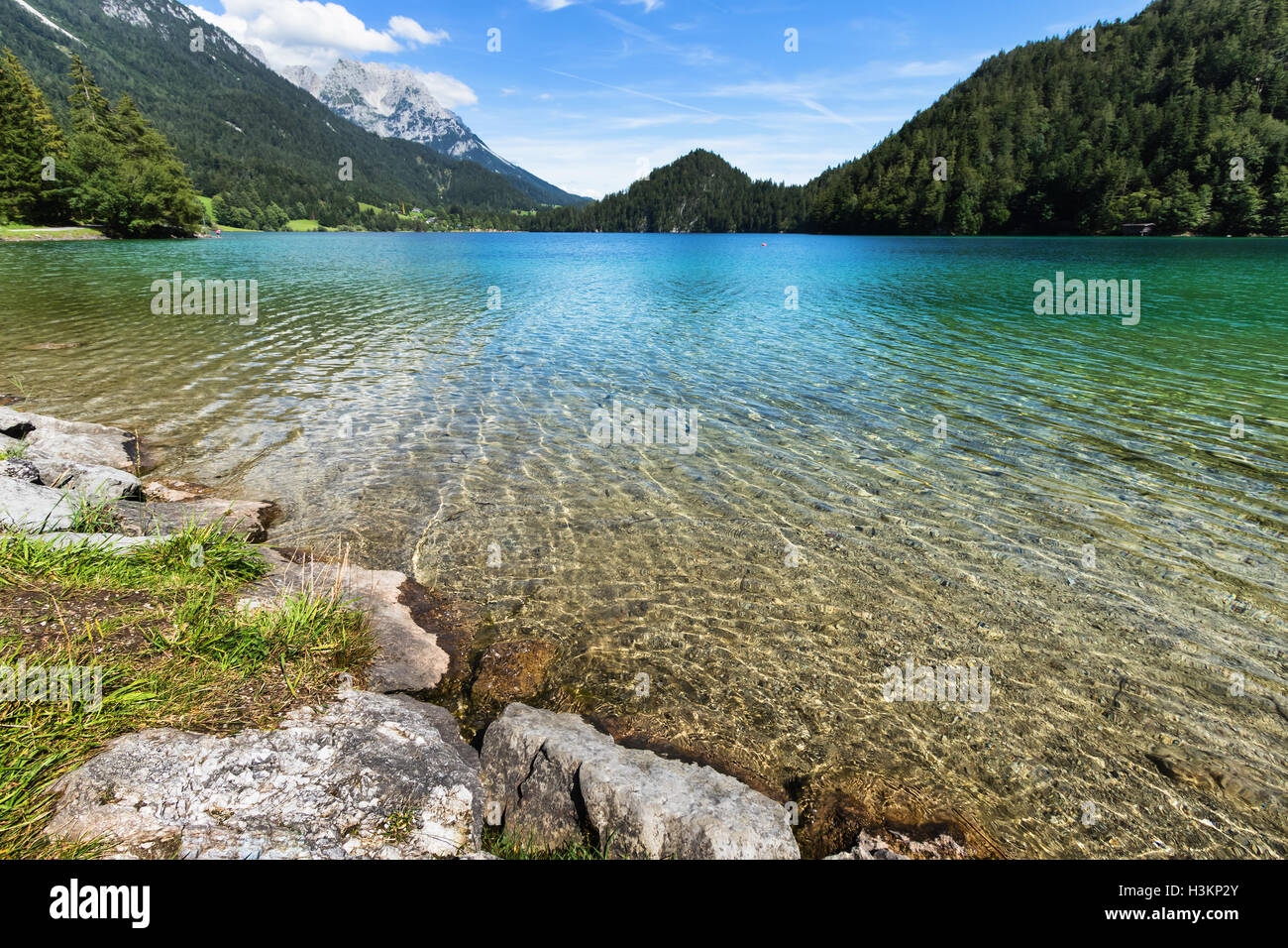 Klares Wasser in einem Bergsee. Hintersteiner See, Tirol, Österreich. Stockfoto