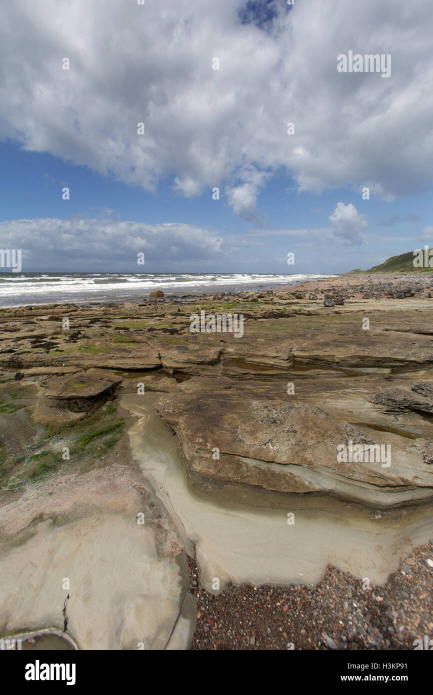 Küste von Ayrshire, Schottland. Die Ayrshire Küste Croy Beach in Culzean Bay mit der Landzunge am Drumshang im Hintergrund. Stockfoto