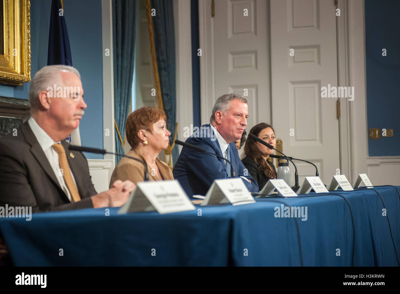 New Yorker Bürgermeister Bill de Blasio, spricht mit anderen Mitgliedern der Stadtverwaltung zu den Medien im Rathaus Blue Room auf Mittwoch, 5. Oktober 2016 über Veränderungen in der Verwaltung für Dienstleistungen für Kinder. Die Änderungen sind als Reaktion auf den Tod des sechsjährigen Zymere Perkins. (© Richard B. Levine) Stockfoto