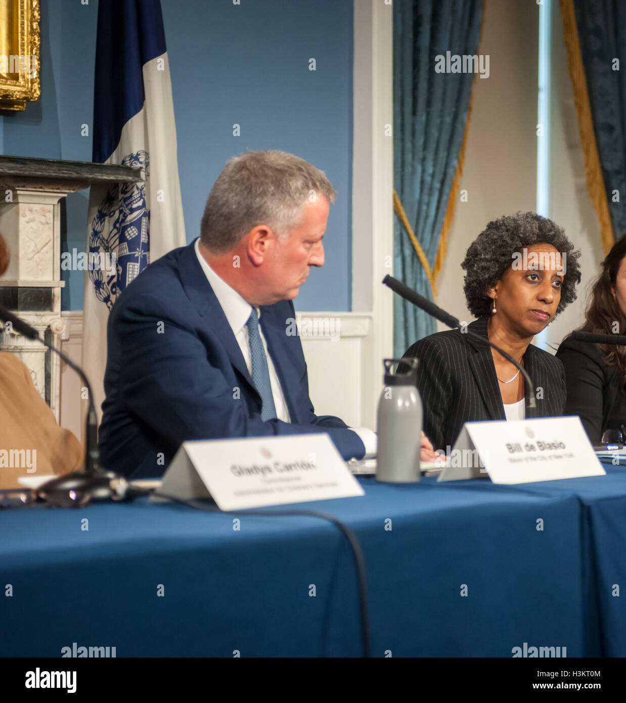 New Yorker Bürgermeister Bill de Blasio, Dr. Herminia Palacio Deputy Mayor für Gesundheitspflege und soziale Dienste, Ordnung, spricht mit anderen Mitgliedern der Stadtverwaltung zu den Medien im Rathaus Blue Room auf Mittwoch, 5. Oktober 2016 über Veränderungen in der Verwaltung für Dienstleistungen für Kinder. Die Änderungen sind als Reaktion auf den Tod des sechsjährigen Zymere Perkins. (© Richard B. Levine) Stockfoto