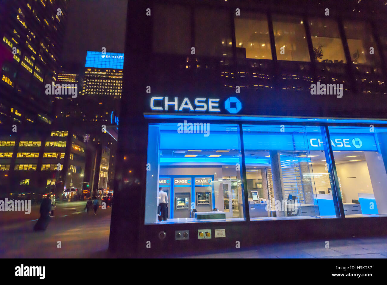 Kunden nutzen die Geldautomaten bei einer JPMorgan Chase Bank in Midtown in New York auf Dienstag, 4. Oktober 2016.  (© Richard B. Levine) Stockfoto