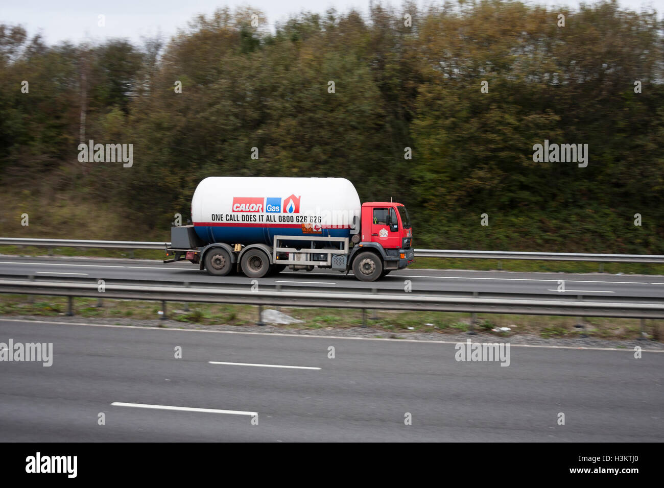 Tankwagen mit Geschwindigkeit auf der Autobahn Stockfoto