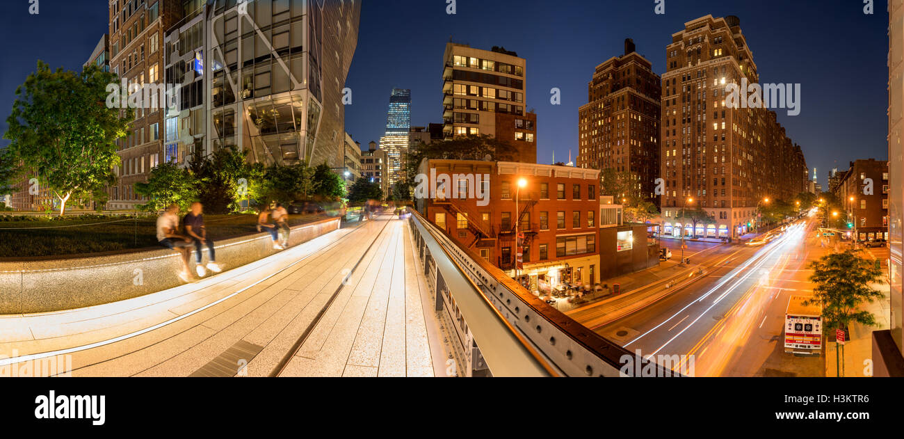 Die Highline-Promenade und 23rd Street in Chelsea in der Dämmerung. Manhattan New York City Stockfoto
