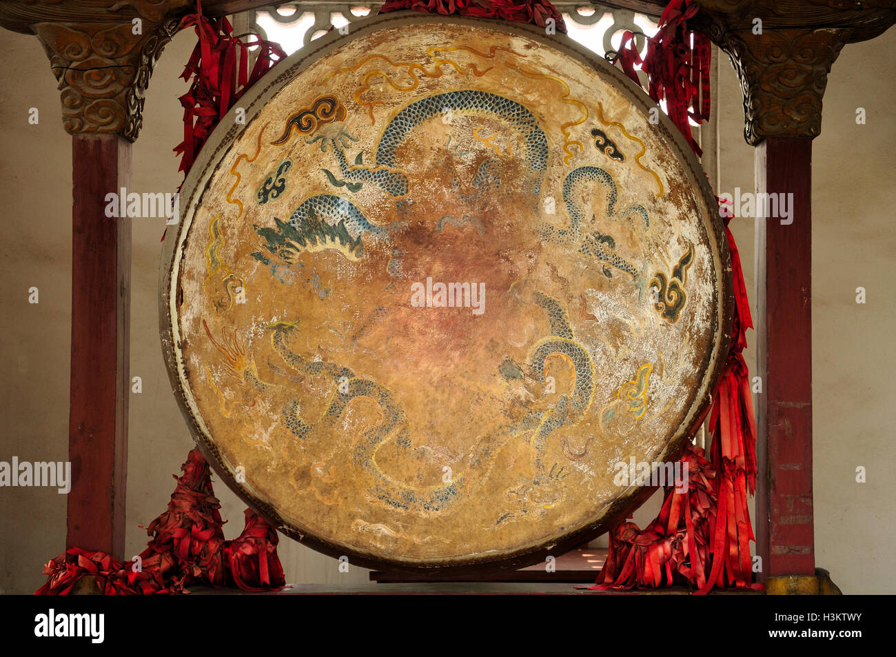 Einer alten und abgenutzten chinesischer Drache-Trommel in den Himmel Kaiser Palast (Lingxiao) auf drei Mount Island am Tai-See oder Stockfoto