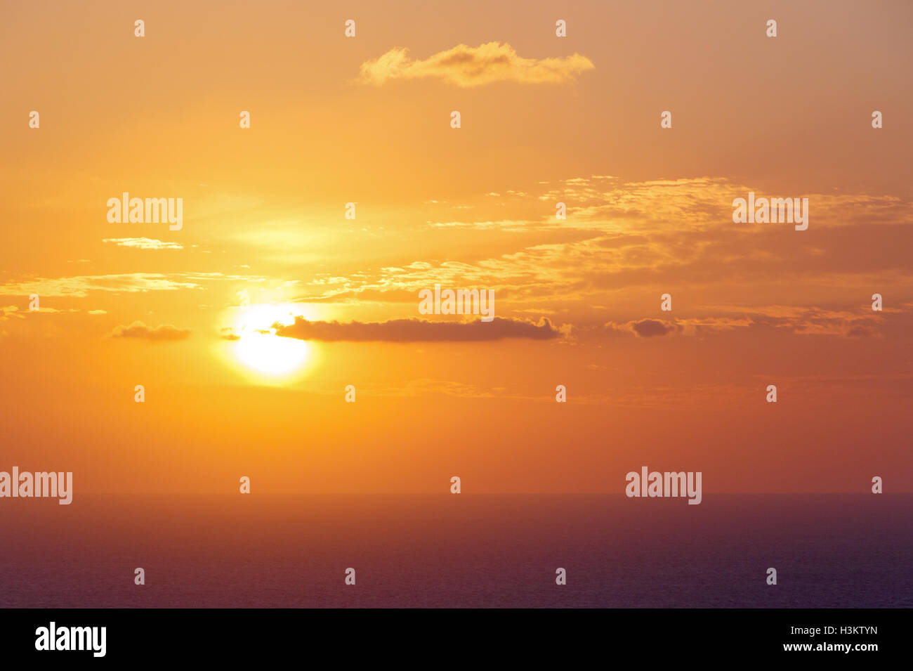Sonnenuntergang am Ägäischen Meer im Santorini Stockfoto