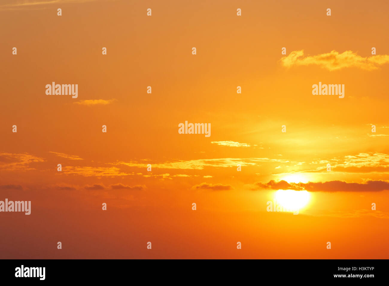 Blick auf den malerischen Sonnenuntergang auf Santorin Stockfoto