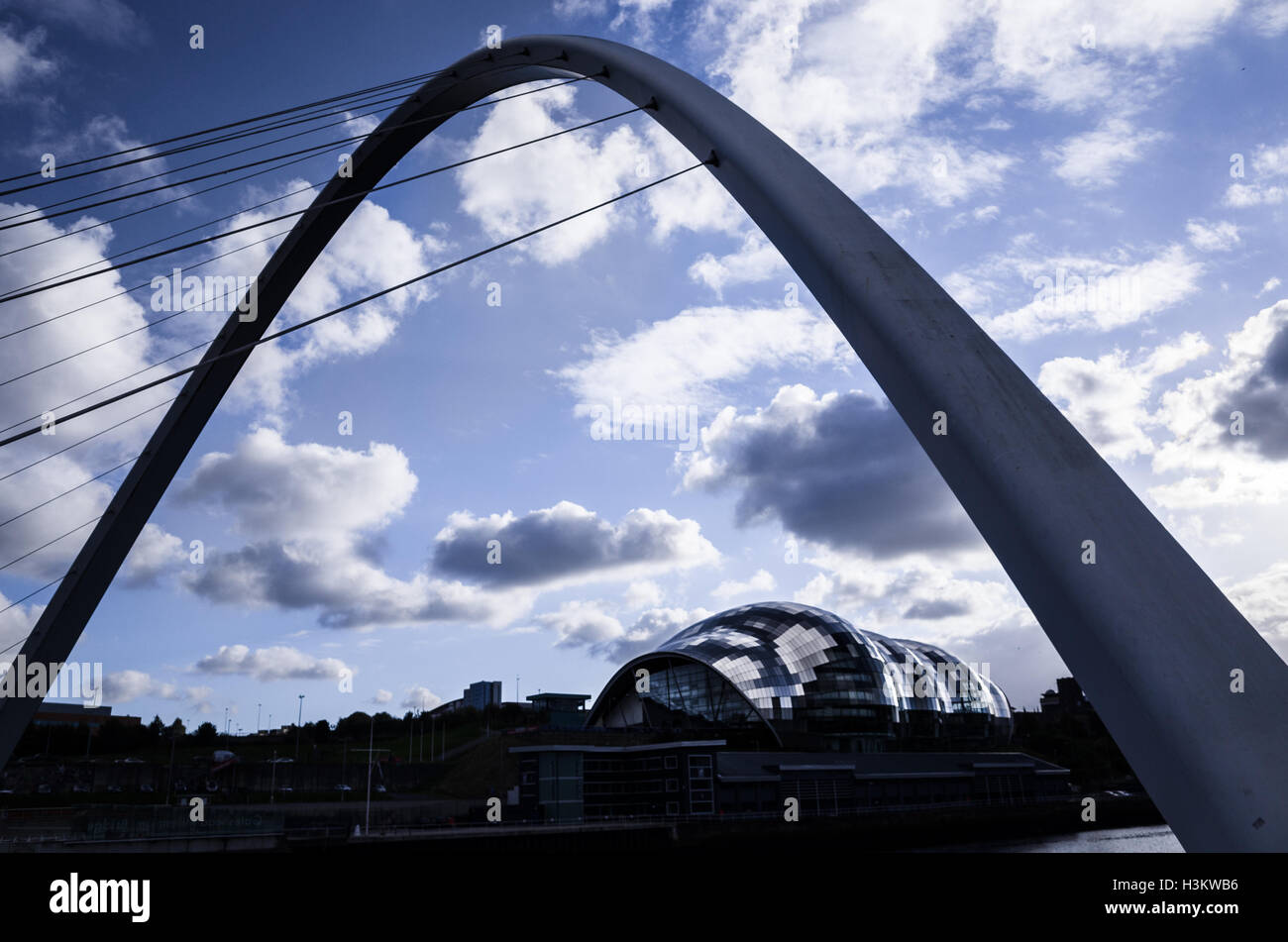 Der Fluss Tyne, die trennt oder verbindet Newcastle und Gateshead, NE England. Stockfoto