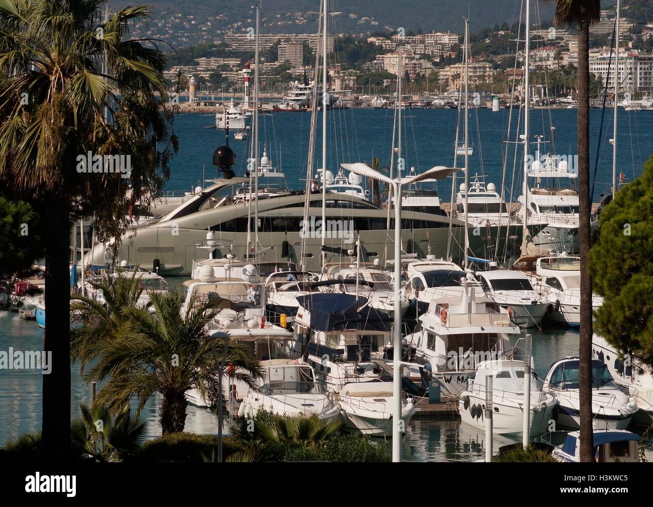 AJAXNETPHOTO. 2016. CANNES, FRANKREICH. -COTE D ' AZUR RESORT - BLICK ÜBER DIE BUCHT VON CANNES AUF DEN ALTEN HAFEN MIT SUPER YACHT MITTERNACHTSSONNE UND MOTOR KREUZER IM PORT PIERRE CANTO MARINA FESTGEMACHT.  FOTO: JONATHAN EASTLAND/AJAX REF: GX160710 6352 Stockfoto