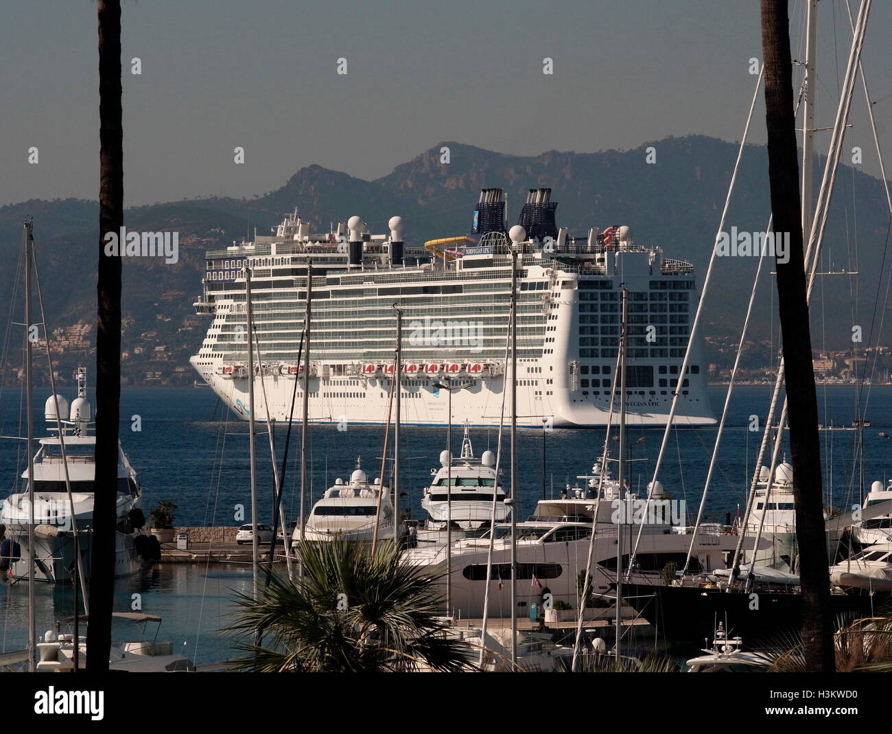 AJAXNETPHOTO. 2016. CANNES, FRANKREICH. -COTE D ' AZUR RESORT - BLICK NACH WESTEN ÜBER DIE BUCHT VON CANNES MIT NORWEGIAN CRUISE LINE NORWEGIAN EPIC CRUISE SCHIFF IN DIE BUCHT UND SUPERYACHTEN UND MOTOR KREUZER VOR ANKER IM HAFEN PIERRE CANTO MARINA (VORDERGRUND) VERANKERT.  FOTO: JONATHAN EASTLAND/AJAX REF: GX160710 6433 Stockfoto