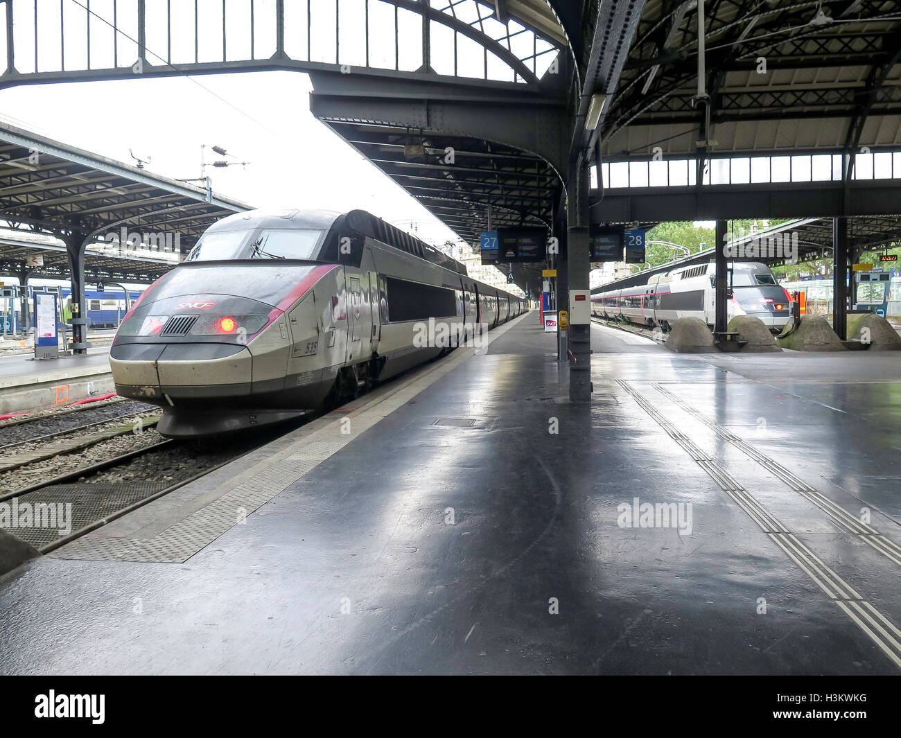 Französischen Hochgeschwindigkeitszügen (SCNF TGV) im Bahnhof Gare de Lyon in Paris, Frankreich Stockfoto