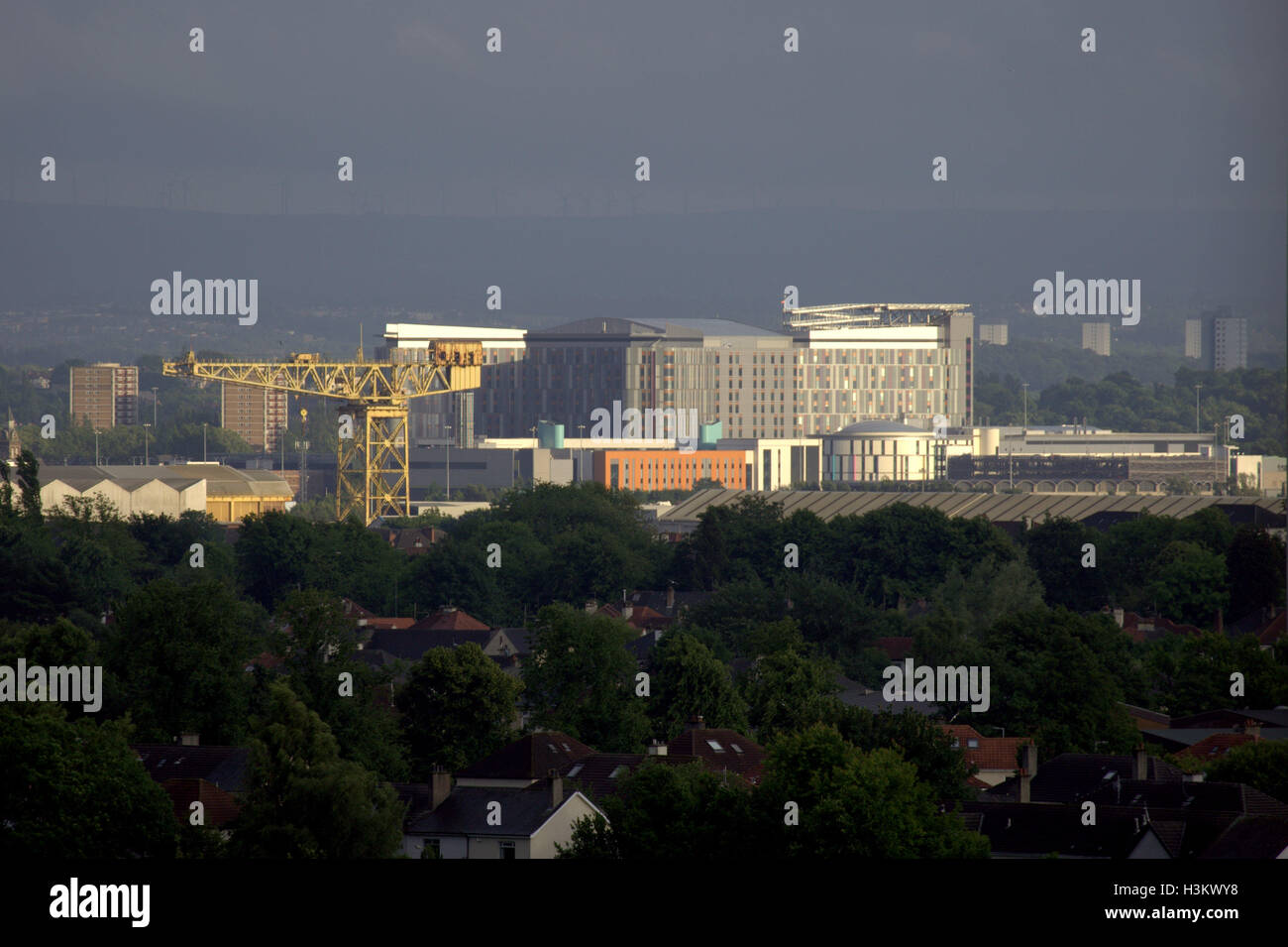 Glasgow super Krankenhaus die Queen Elizabeth University Hospital wie der Todesstern aus der Ferne das Barclay Curle Kran eine Clyde Titan in der fo bekannt Stockfoto