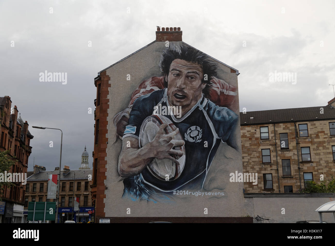 Glasgow Commonwealth Games Wandmalereien auf Seiten von Gebäuden, Rugby, Korbball und Hockey auf Partick Busbahnhof Glasgow Stockfoto
