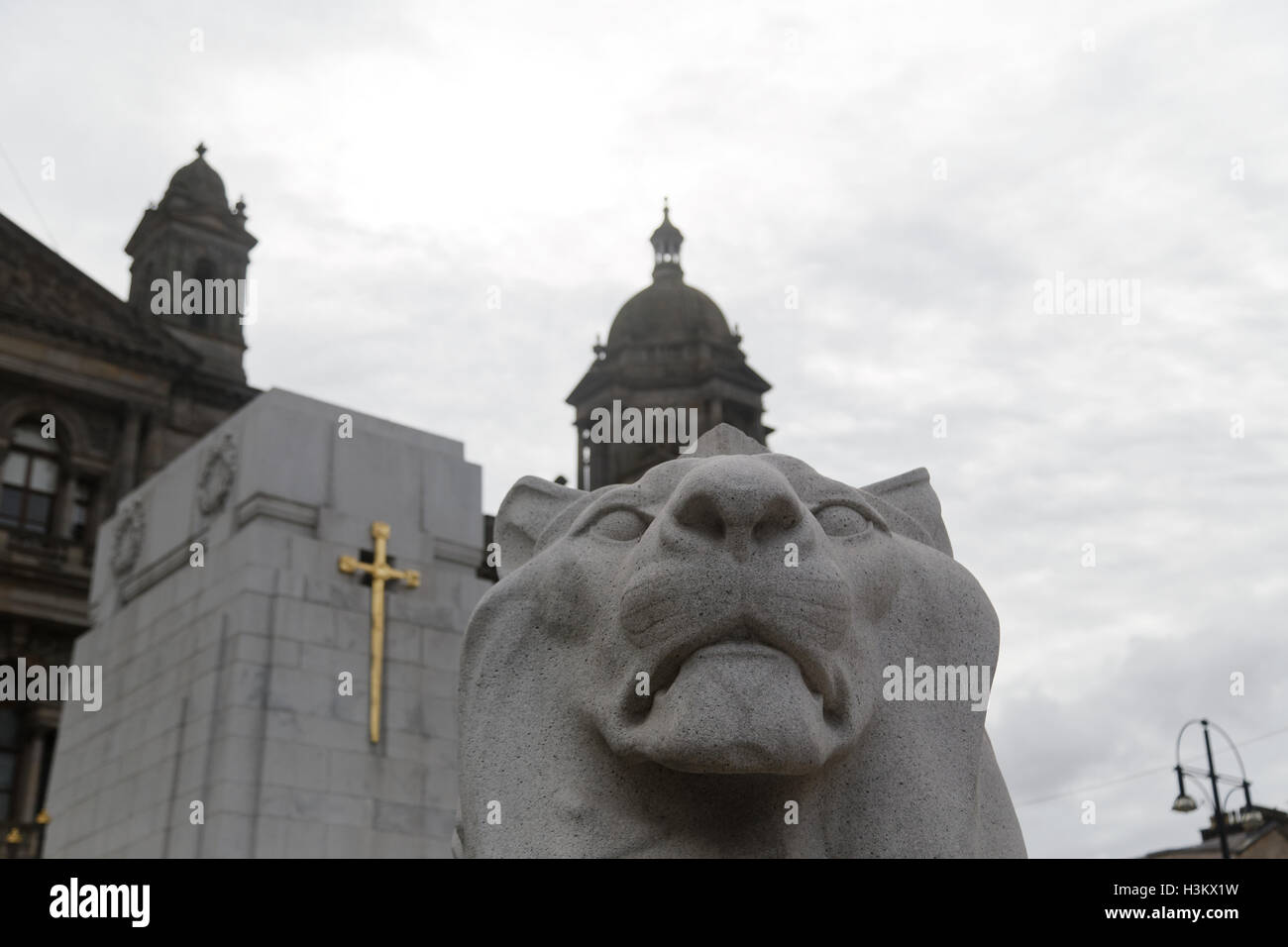 George Square und die Stadt Kammern mit der Kenotaph in Glasgow Stadtzentrum einheimische und Touristen entspannen und die Sonne genießen Stockfoto