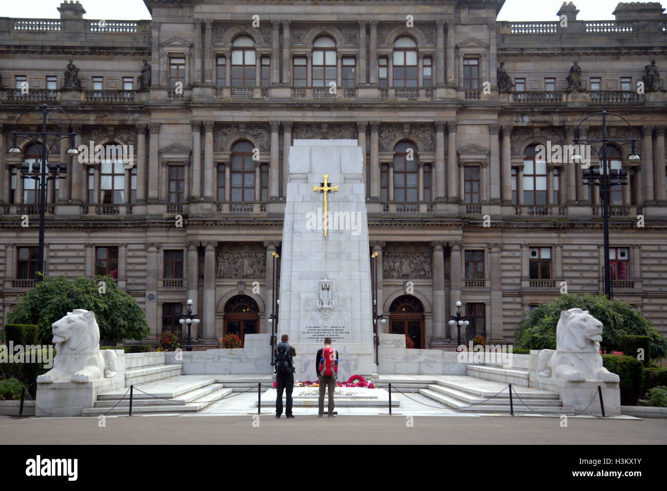 George Square und die Stadt Kammern mit der Kenotaph in Glasgow Stadtzentrum einheimische und Touristen entspannen und die Sonne genießen Stockfoto
