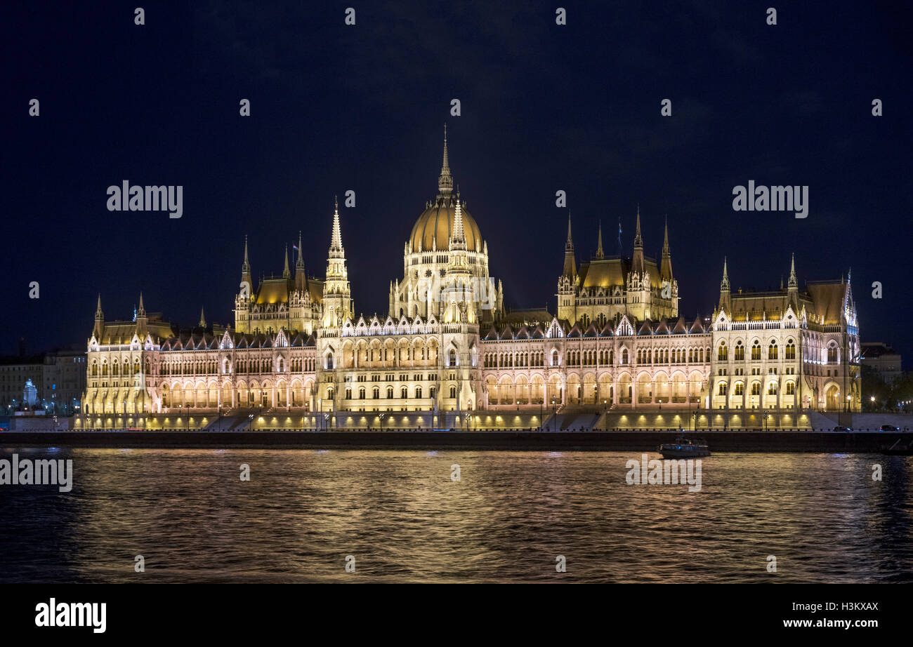 Blick über die Donau des ungarischen Parlaments bei Nacht, Budapest, Ungarn Stockfoto