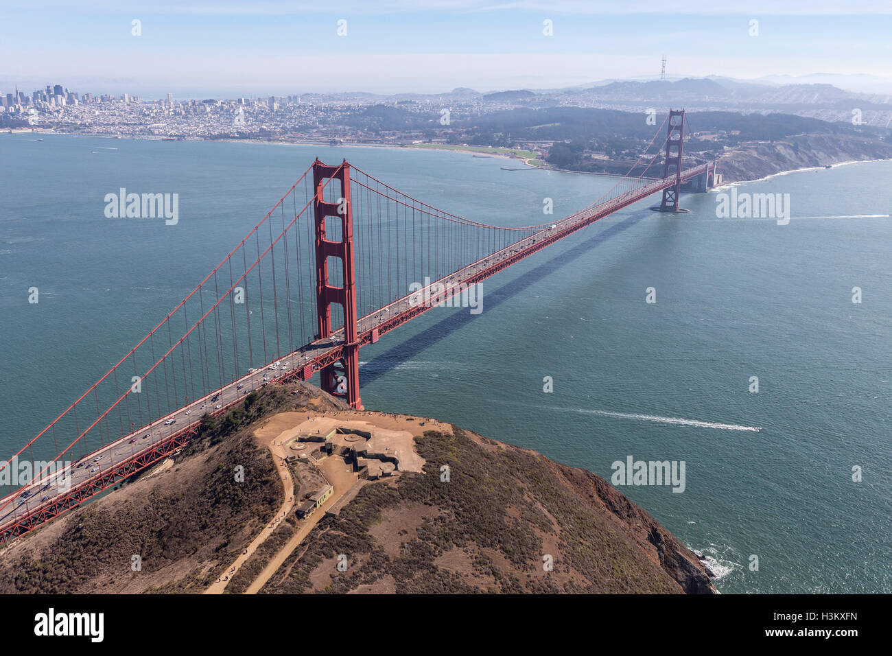 Am Nachmittag Luftaufnahme der Marin Headlands, Bucht von San Francisco und die Golden Gate Bridge. Stockfoto