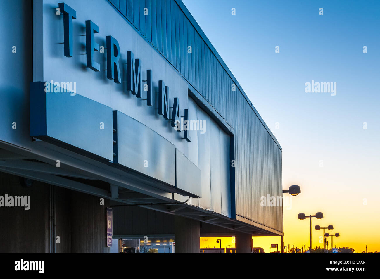 Sonnenuntergang vom Nordterminal Parkdeck am Atlanta International Airport als MARTA Zug fährt den Flughafenbahnhof. Stockfoto
