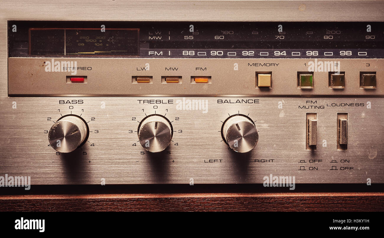 Details eines alten Radio-Empfänger, Nahaufnahme Blick Regler und Knöpfe. Stockfoto