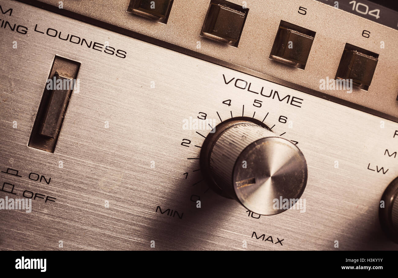 Details eines alten Radio-Empfänger, Nahaufnahme auf Topf und Lautheit Lautstärketaste. Stockfoto