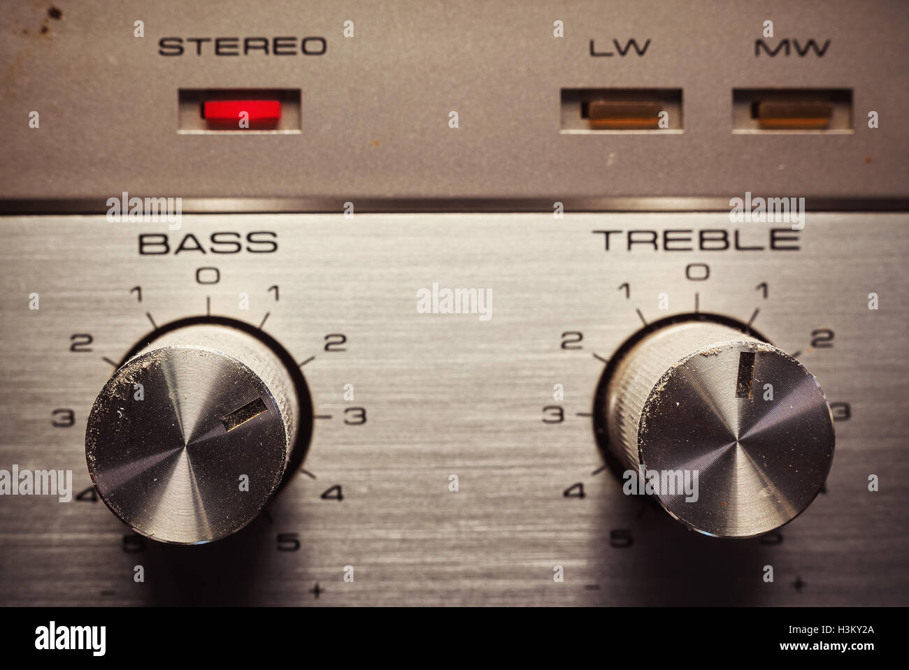 Details eines alten Radio-Empfänger, Nahaufnahme am Bass und treble Töpfe. Stockfoto