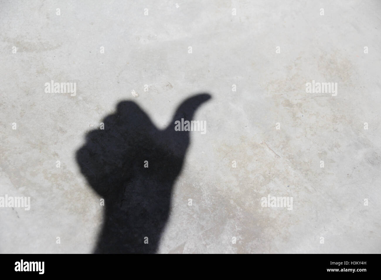 Menschliche Hand Schatten oder Silhouette auf Betonboden Stockfoto