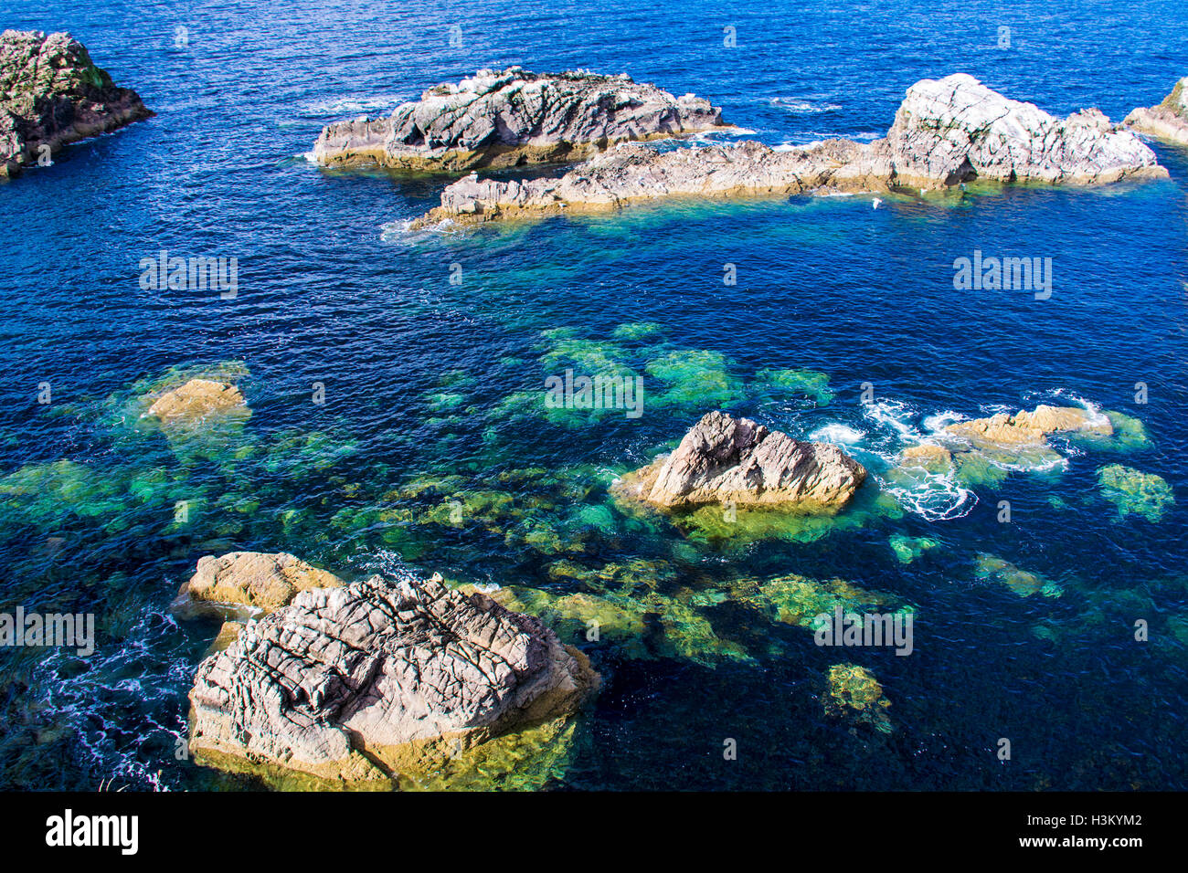 Schönen blauen Gewässern vor der Küste von Portknockie, Schottland Stockfoto