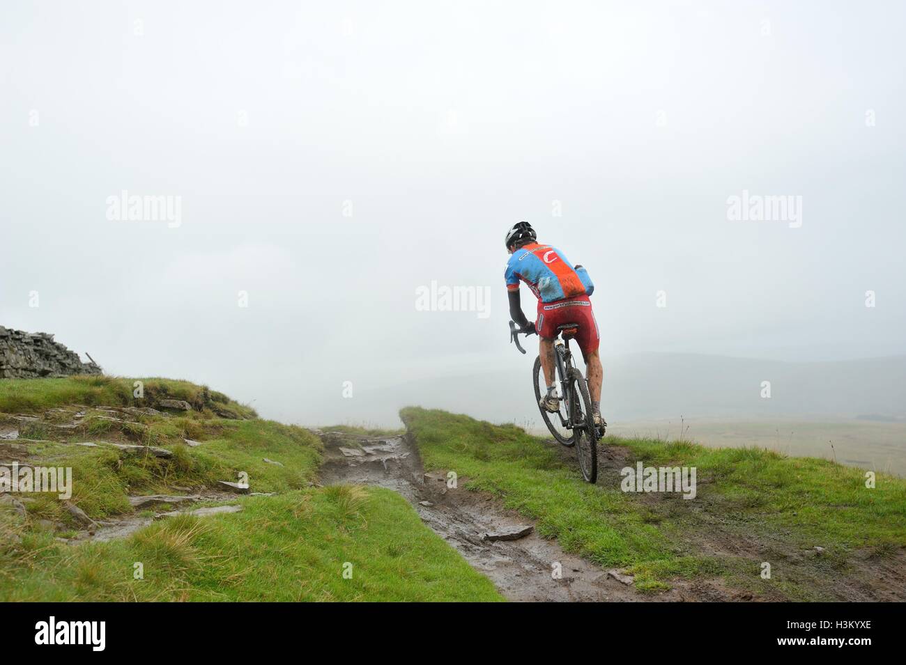 Konkurrenten im 3 Gipfel Cyclocross Rennen auf Whernside Stockfoto