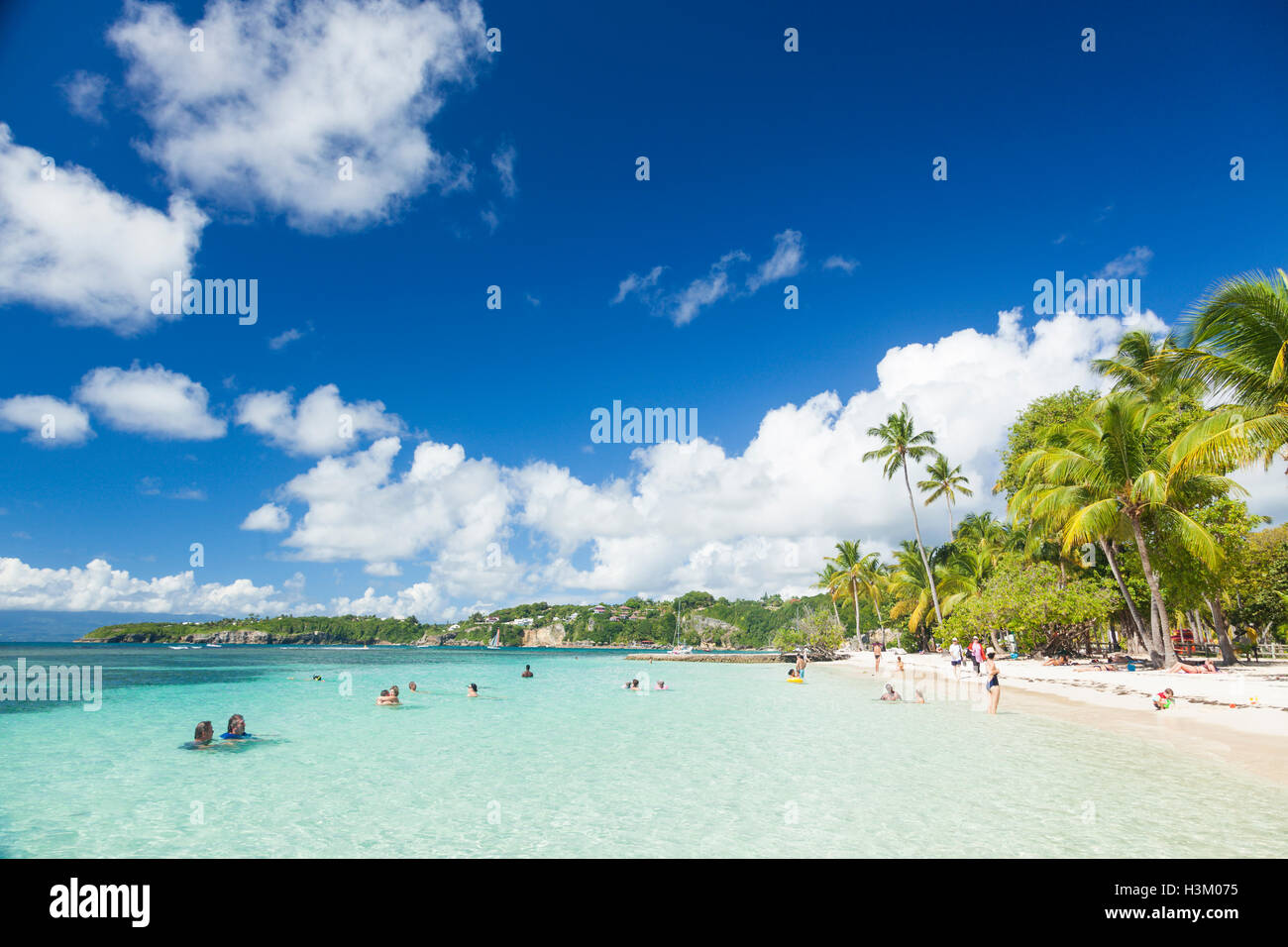 Menschen am Strand von Club Med La Caravelle, Grande-Terre, Guadeloupe Stockfoto