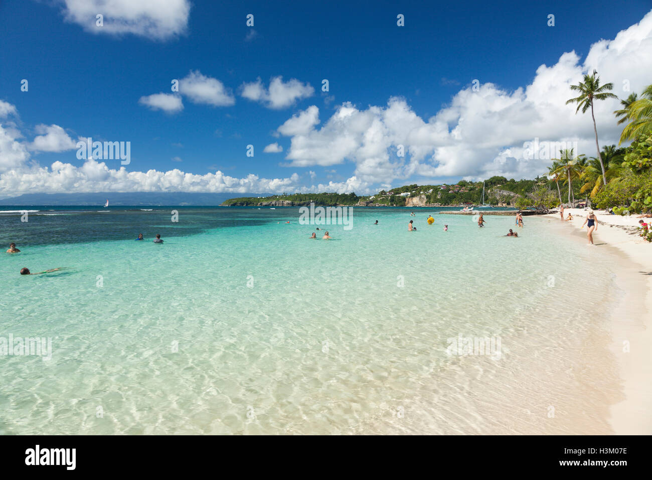 Menschen am Strand von Club Med La Caravelle, Grande-Terre, Guadeloupe Stockfoto