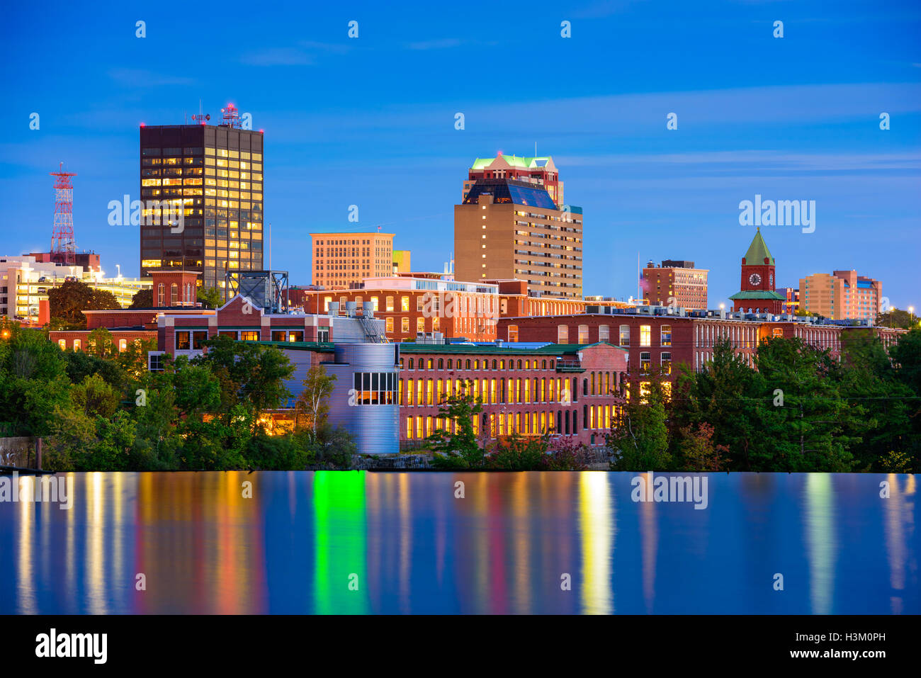 Manchester, New Hampshire, USA Skyline auf den Merrimack River. Stockfoto