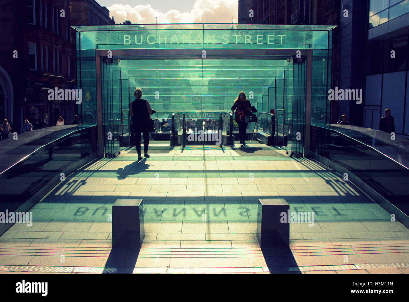 Silhouetten von Menschen in der Stadt vor dem Hintergrund der Eingang zur u-Bahn-Station Buchanan Stockfoto