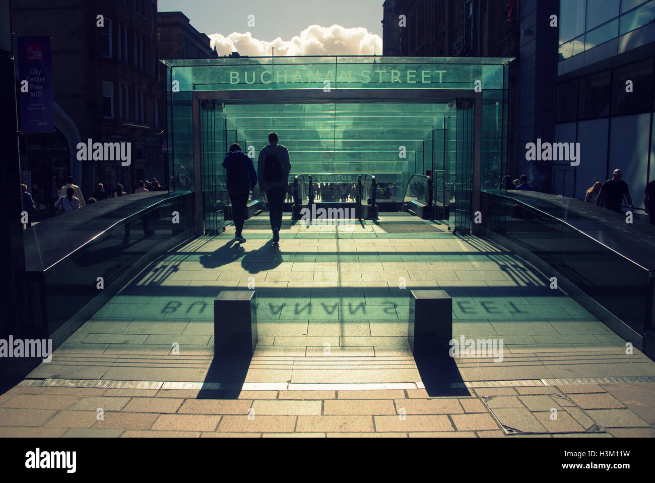 Silhouetten von Menschen in der Stadt vor dem Hintergrund der Eingang zur u-Bahn-Station Buchanan Stockfoto