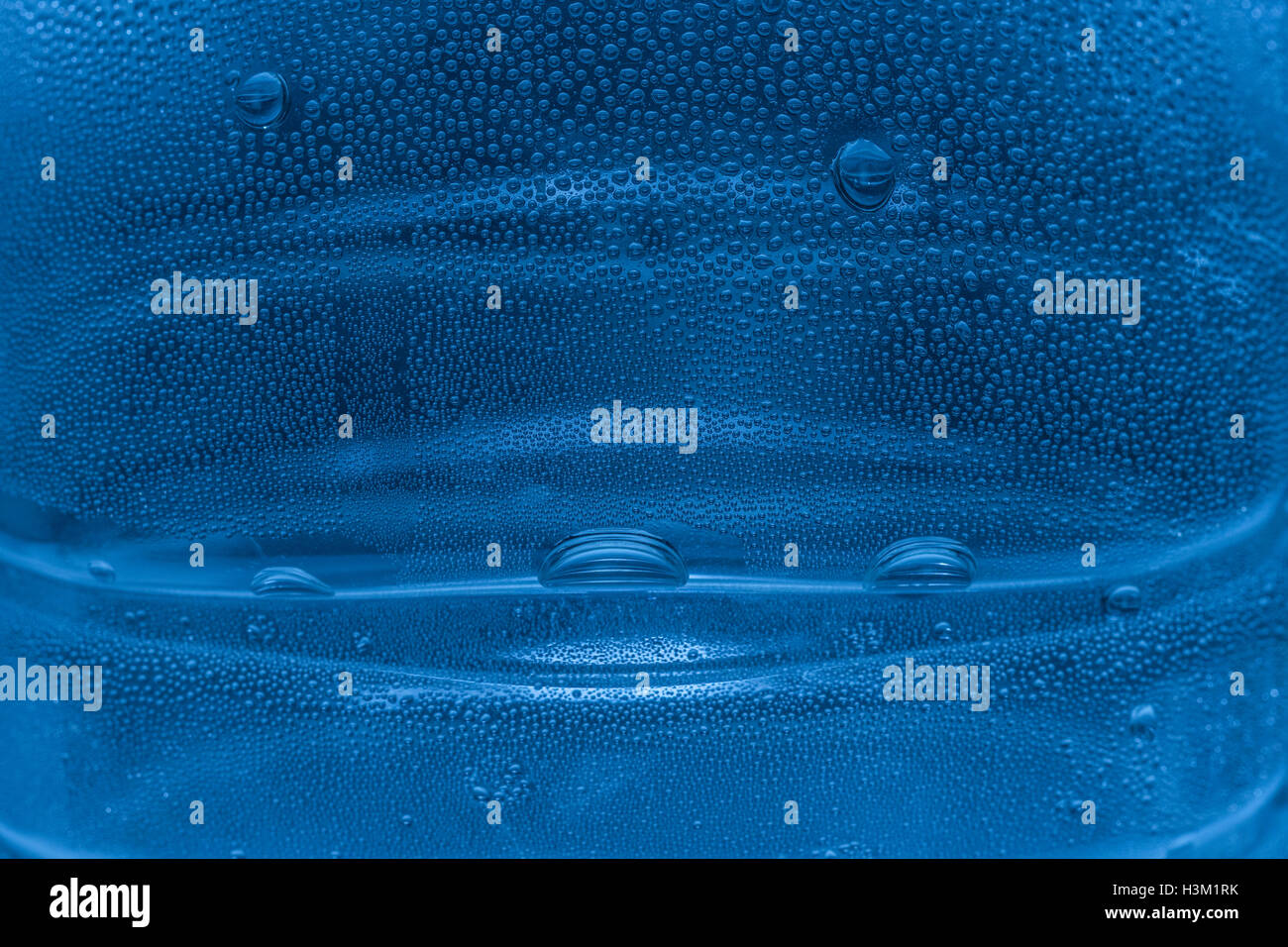 Abstraktes Bild von Perlen Kondenswasserbildung auf der Innenseite der PTFE-Flasche. Weltwassertag Konzept, Wasser Tag abstrakt. Stockfoto