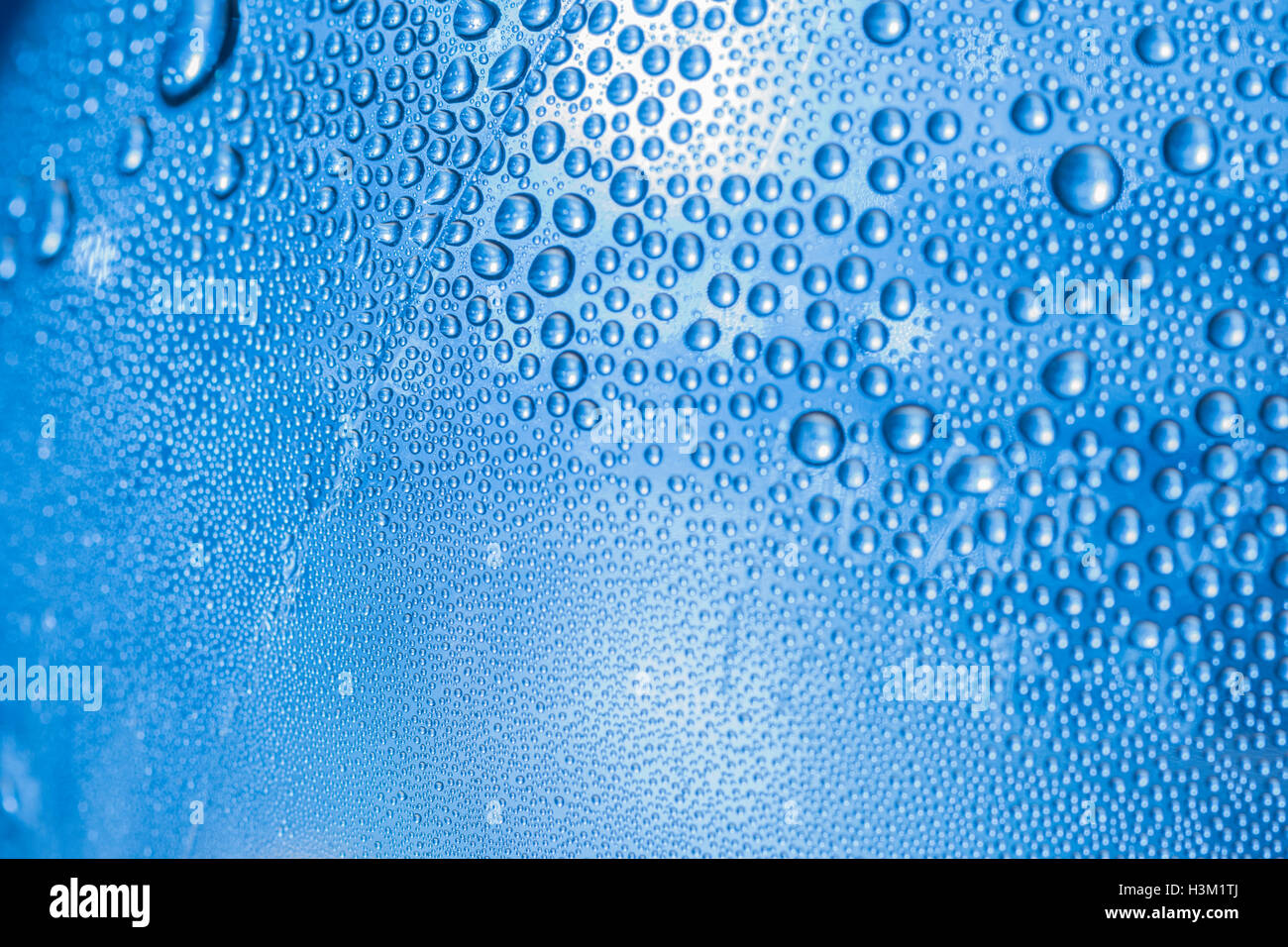 Abstraktes Bild von Kondenswasserperlen auf der Innenseite einer PTFE-Flasche. World Water Day Konzept, Water Day Abstract, Wasserhandelsmarkt Stockfoto