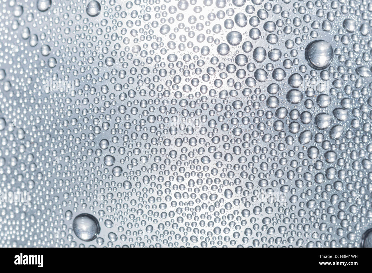 Abstraktes Bild von Kondenswasserperlen auf der Innenseite einer PTFE-Flasche. World Water Day Konzept, Water Day Abstract, Wasserhandelsmarkt. Stockfoto
