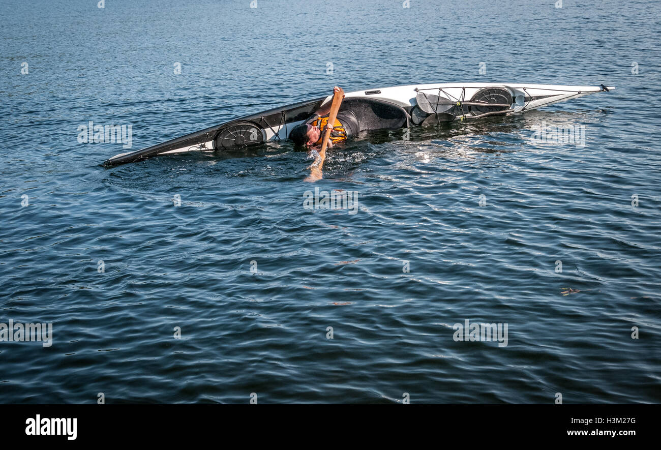 Reifer Mann Kajak auf einem See in Land, Quebec, Kanada Stockfoto