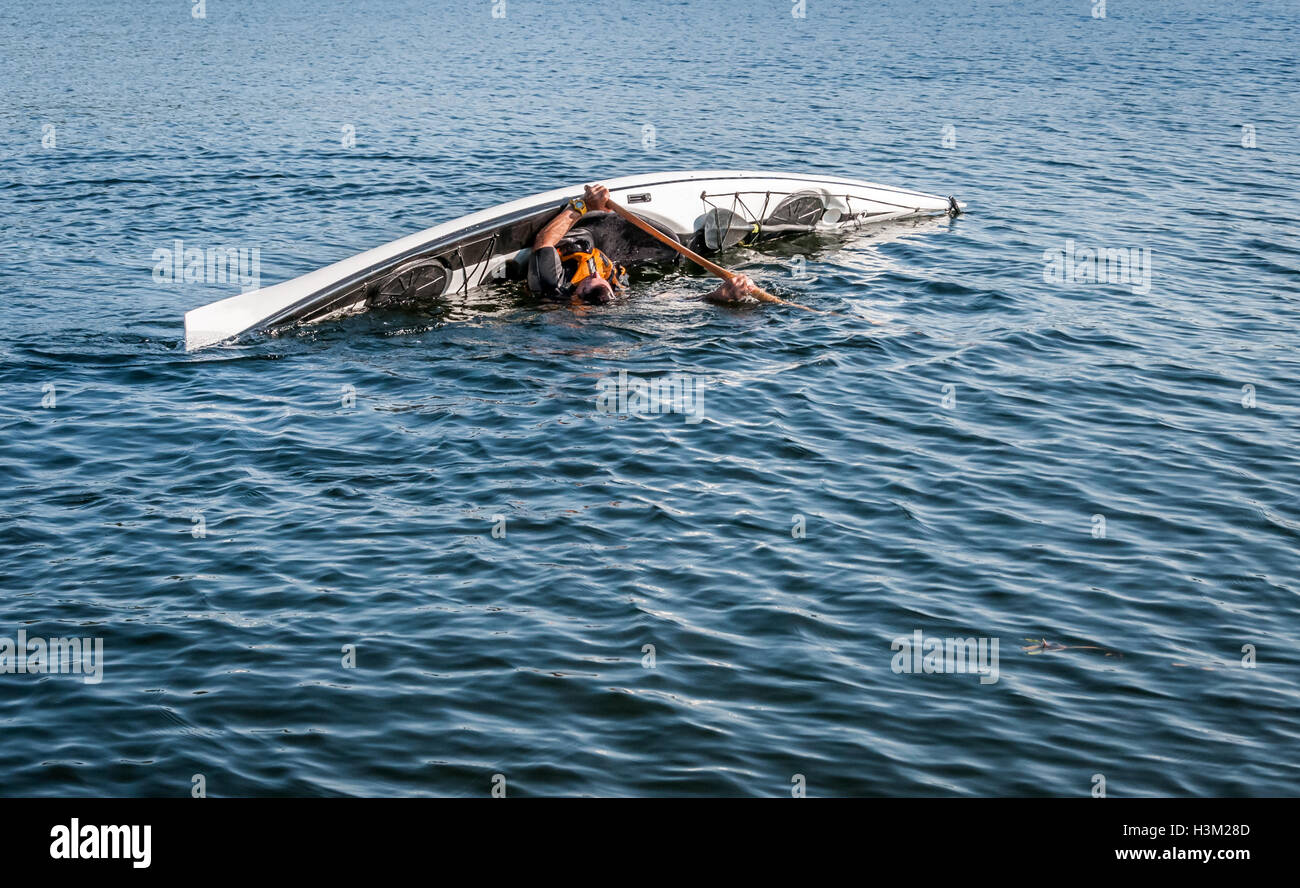Reifer Mann Kajak auf einem See in Land, Quebec, Kanada Stockfoto