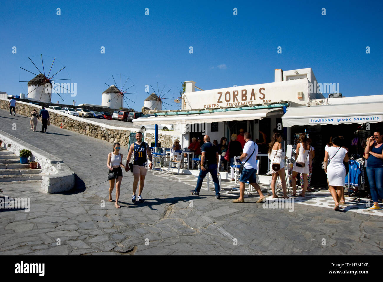 Windmühlen und Touristen auf Mykonos Stockfoto