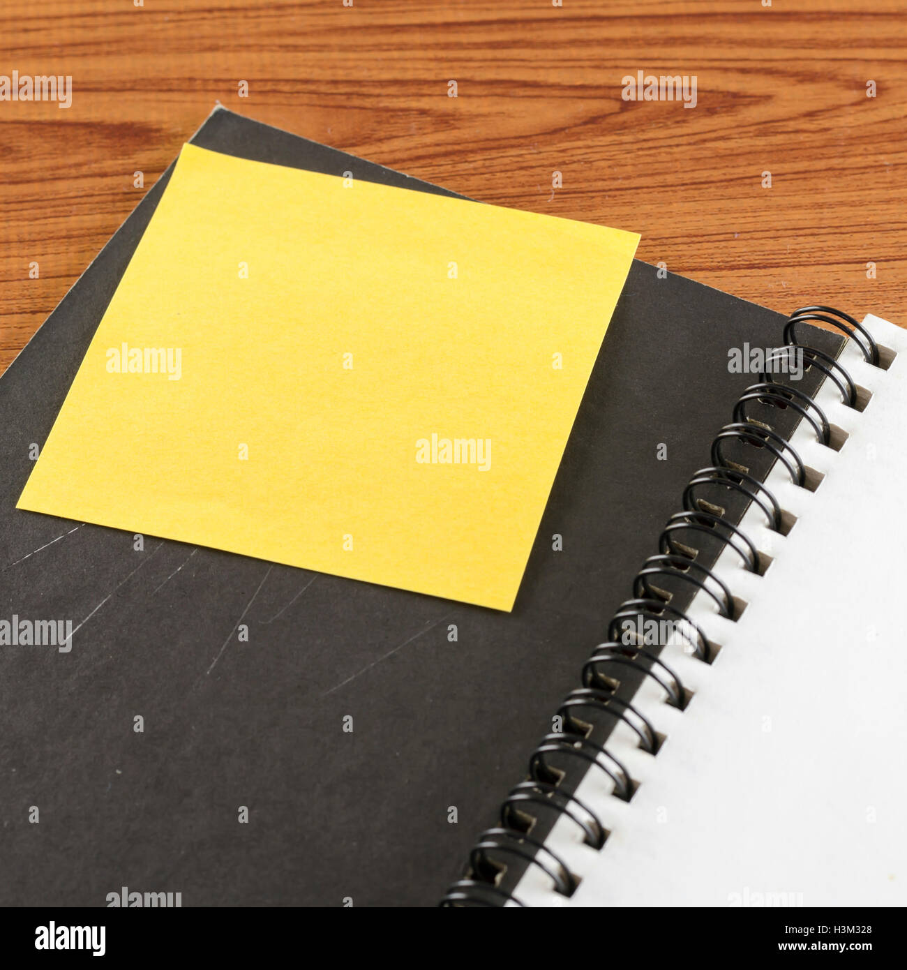 offenen Notebook mit post-it Stockfoto